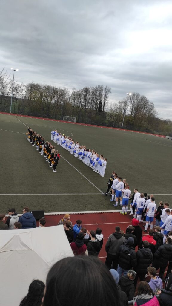 Els alumnes de FEDAC Santa Coloma assisteixen durant l'intercanvi a Alemanya a un partit de futbol entre els dos instituts de Mettmann.