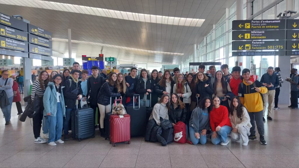 Alumnes d'educació secundària de FEDAC Santa Coloma a l'aeroport del Prat, a punt d'iniciar l'estada d'intercanvia a Alemanya, dins del programa europeu Erasmus +.